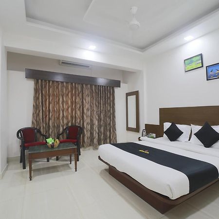Saish Hotel Shirdi Esterno foto