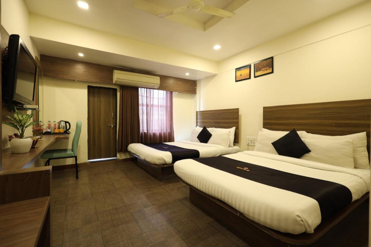 Saish Hotel Shirdi Esterno foto