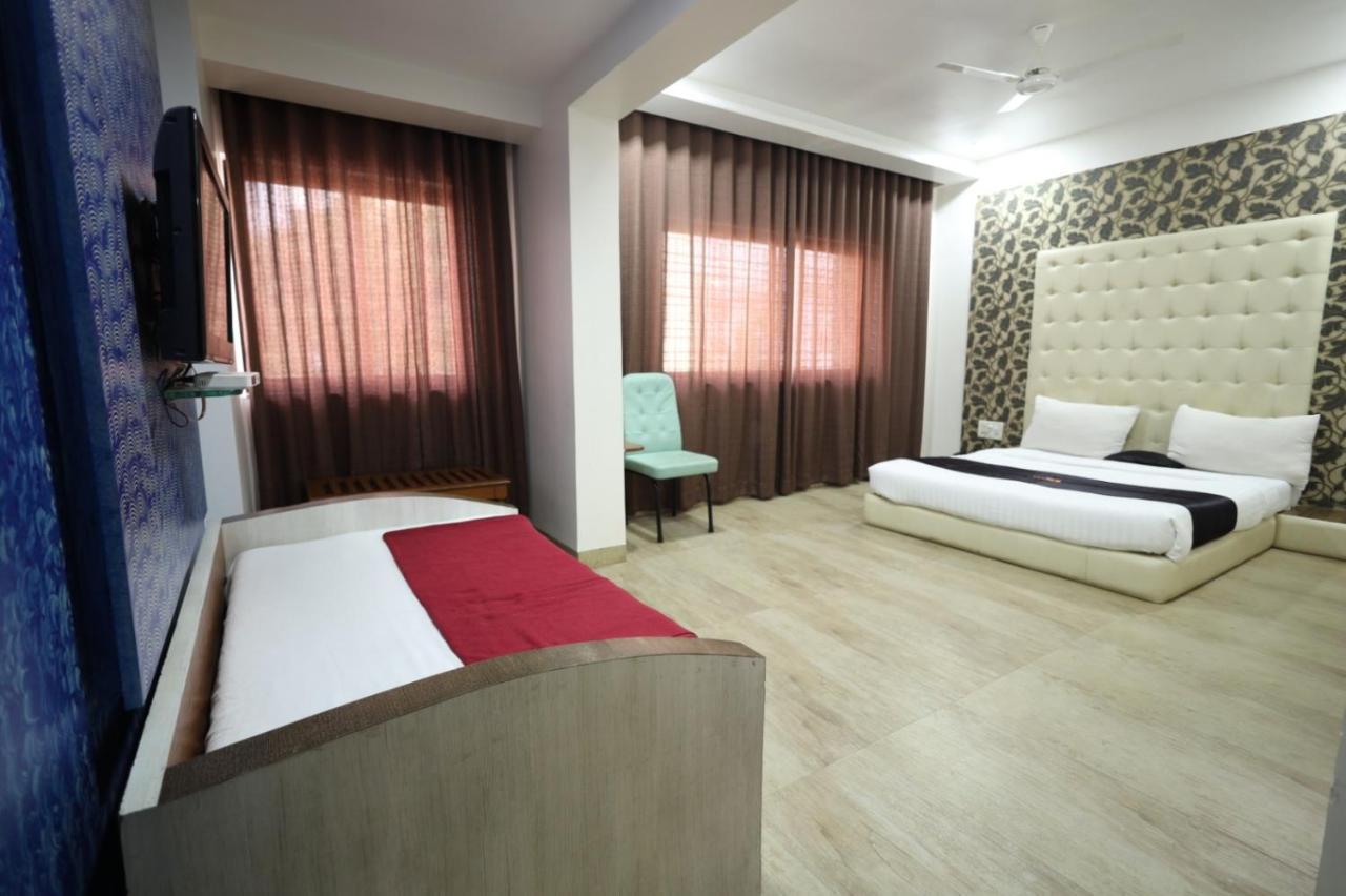 Saish Hotel Shirdi Esterno foto