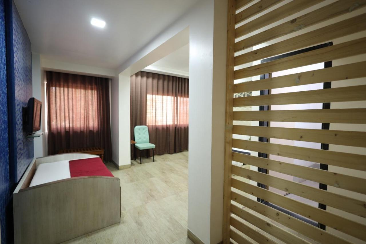 Saish Hotel Shirdi Esterno foto