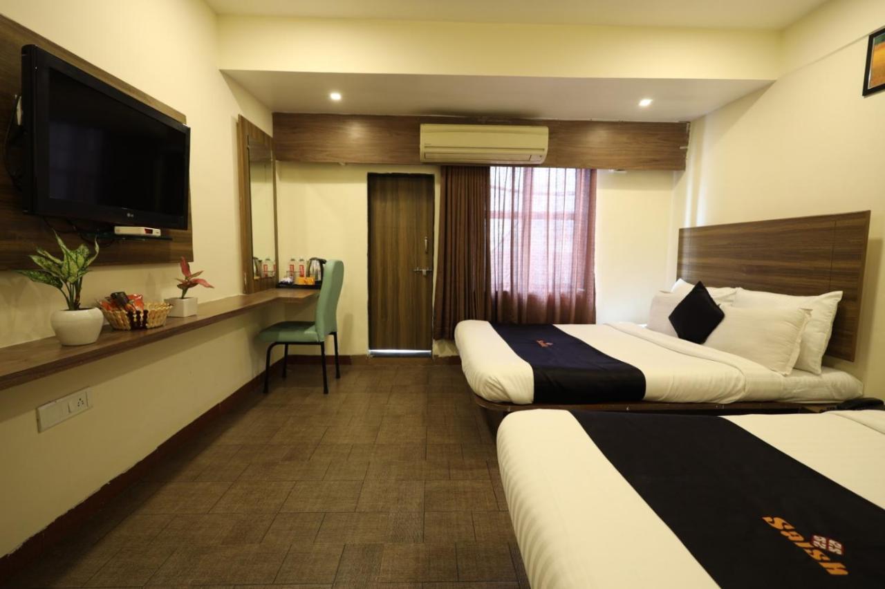Saish Hotel Shirdi Esterno foto
