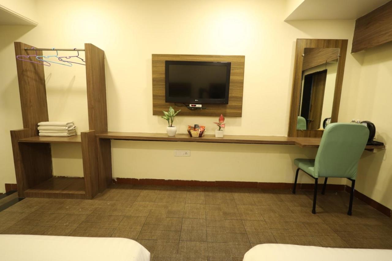 Saish Hotel Shirdi Esterno foto