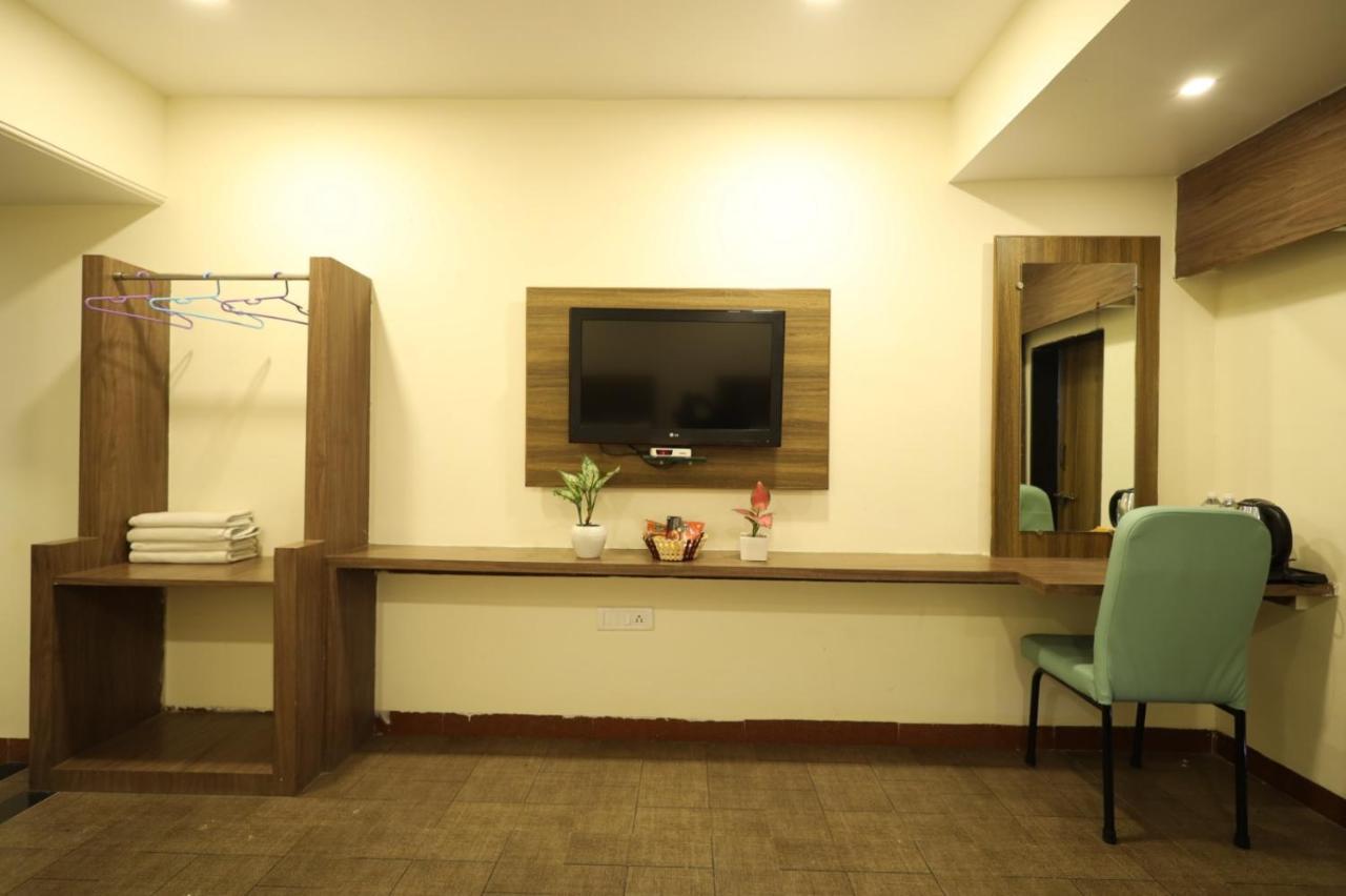 Saish Hotel Shirdi Esterno foto