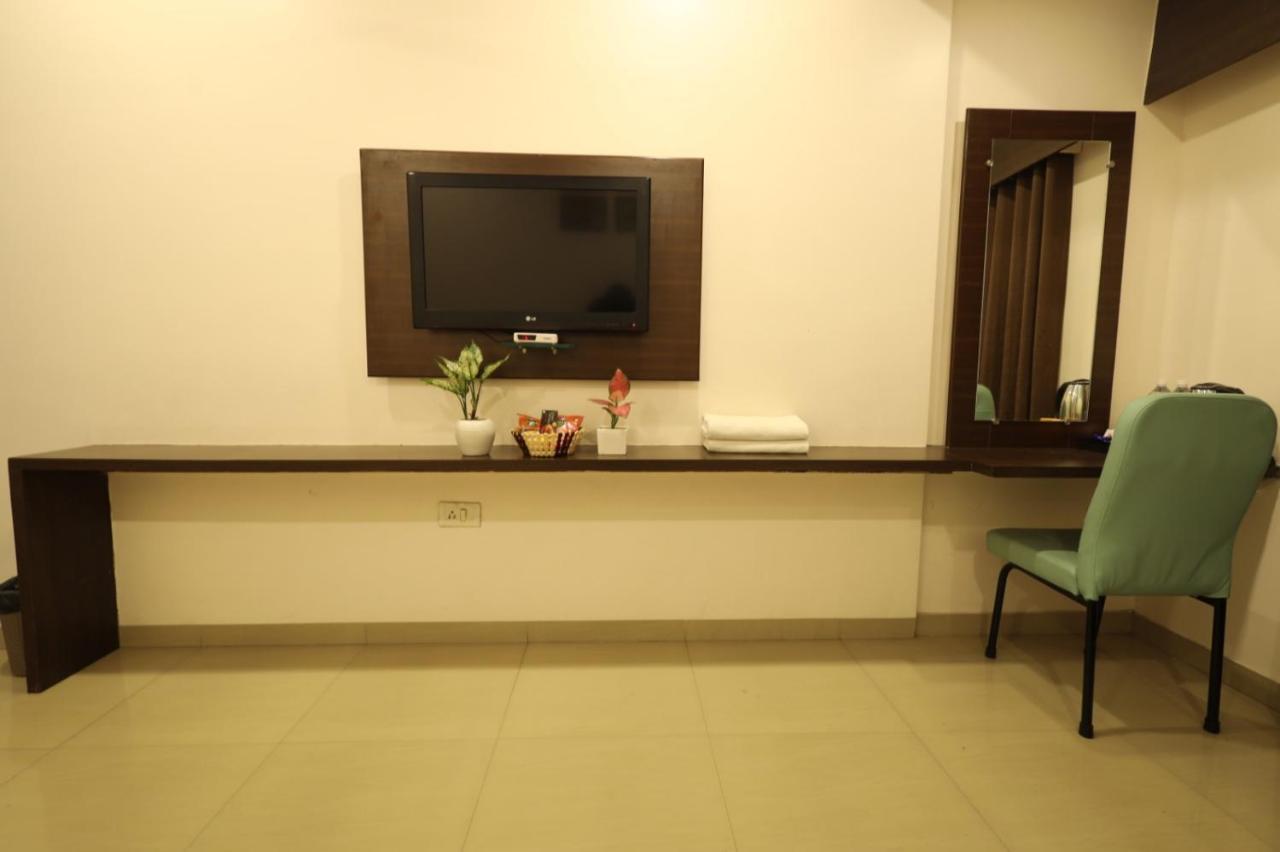 Saish Hotel Shirdi Esterno foto