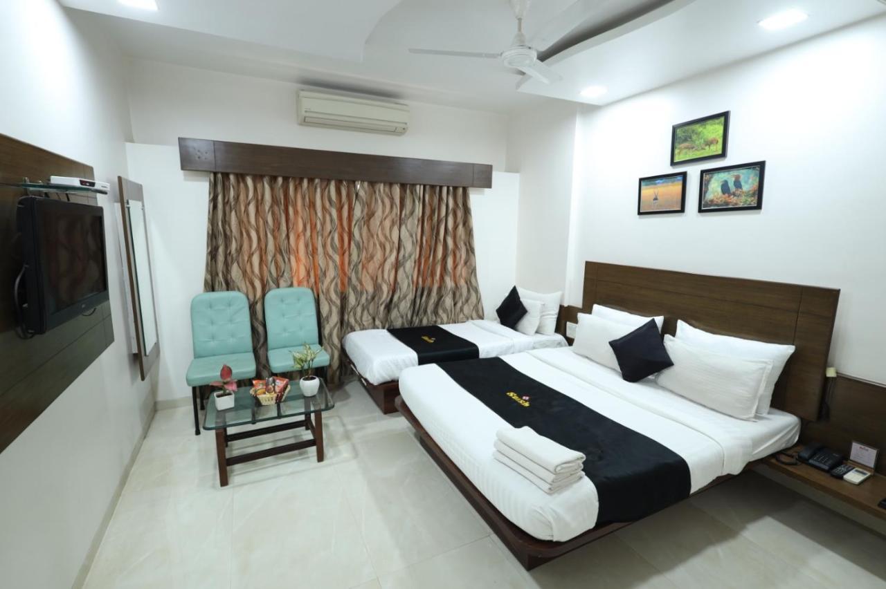 Saish Hotel Shirdi Esterno foto