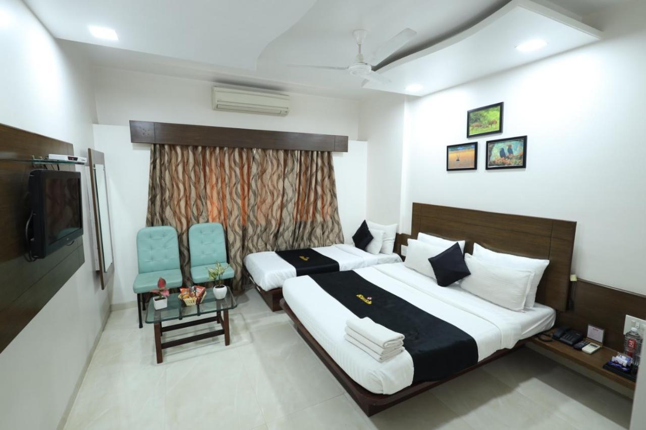 Saish Hotel Shirdi Esterno foto