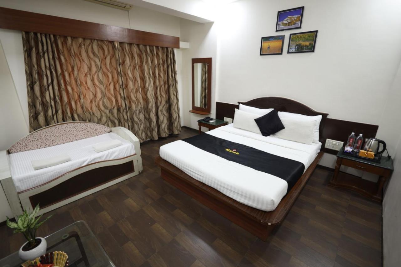 Saish Hotel Shirdi Esterno foto