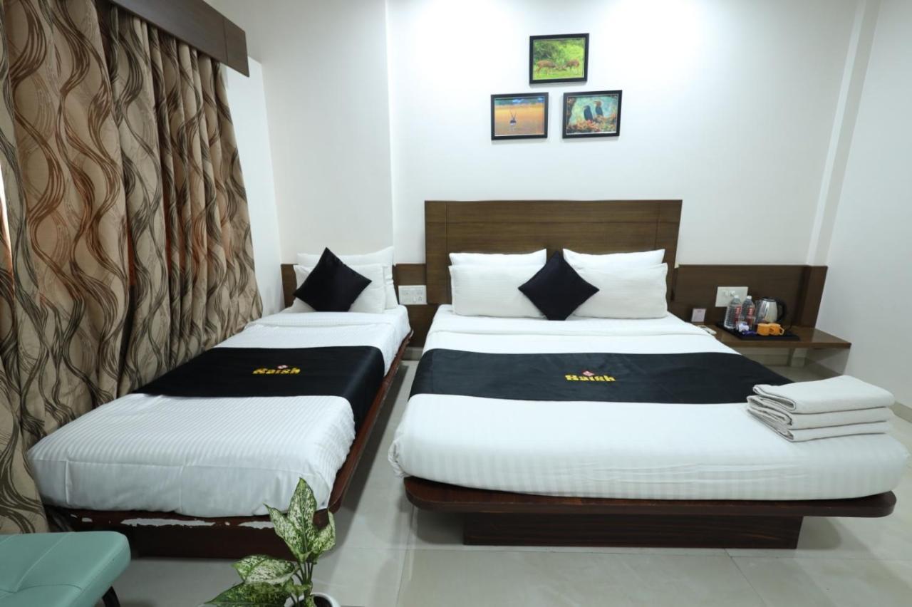 Saish Hotel Shirdi Esterno foto