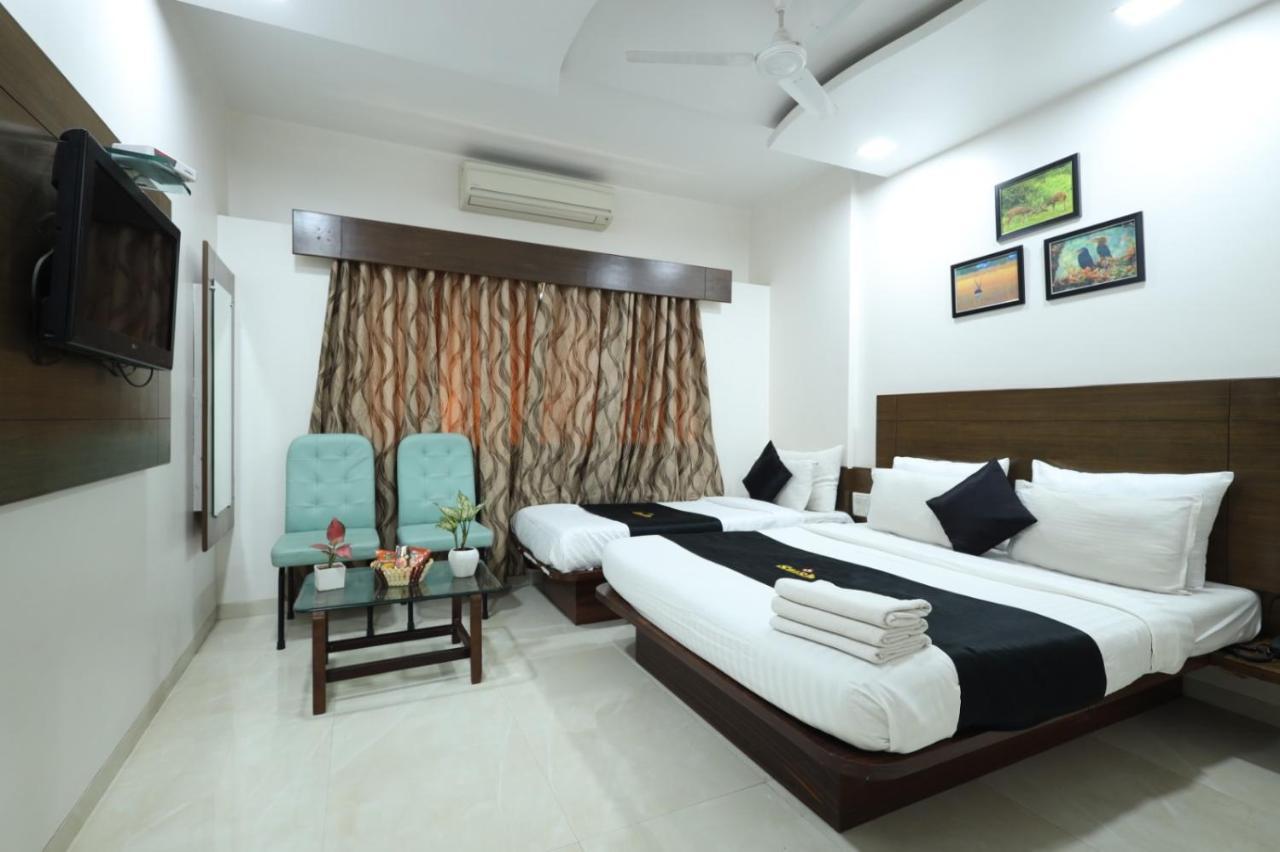 Saish Hotel Shirdi Esterno foto