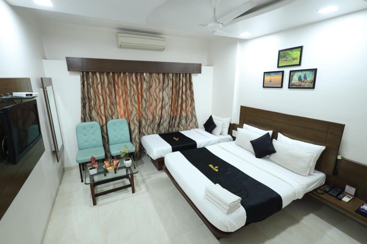 Saish Hotel Shirdi Esterno foto