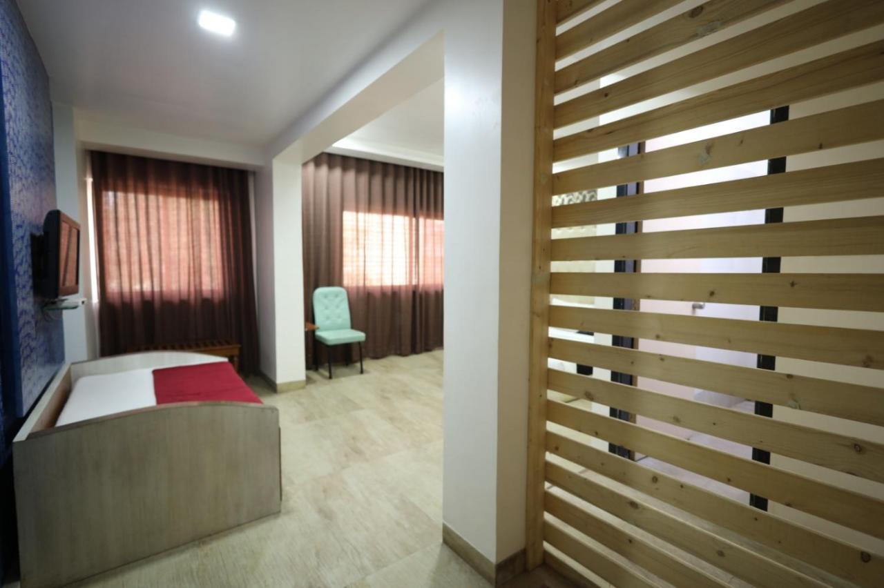 Saish Hotel Shirdi Esterno foto