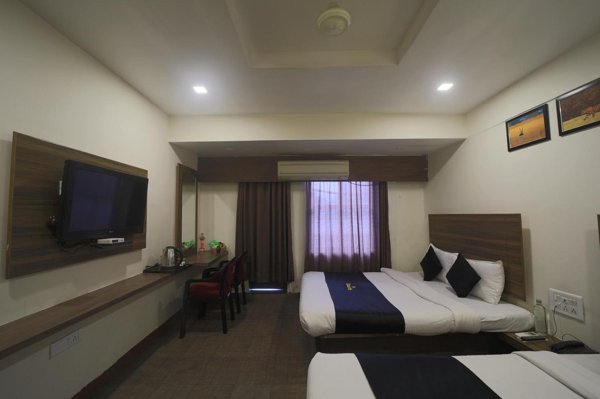 Saish Hotel Shirdi Esterno foto